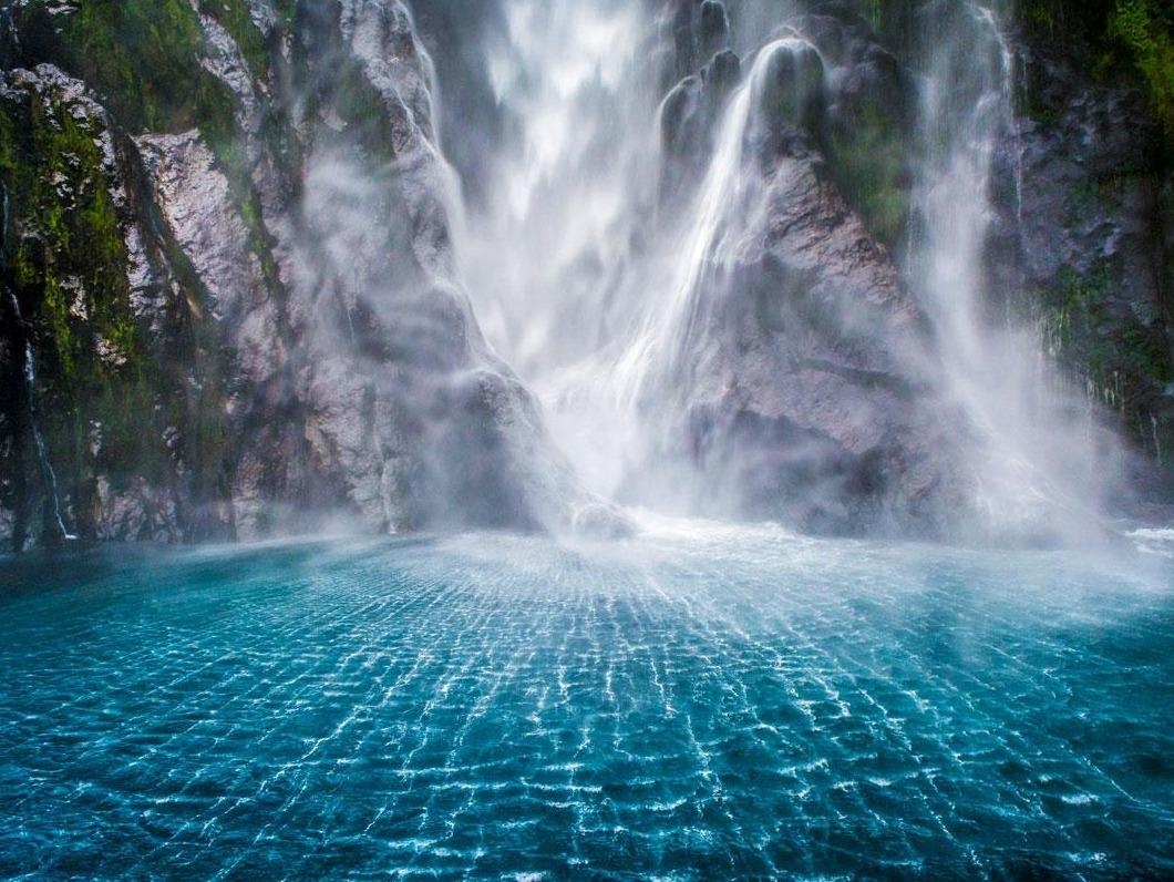 Chiem nguong dong thac chay am am tu vach da cao 162 m o New Zealand hinh anh