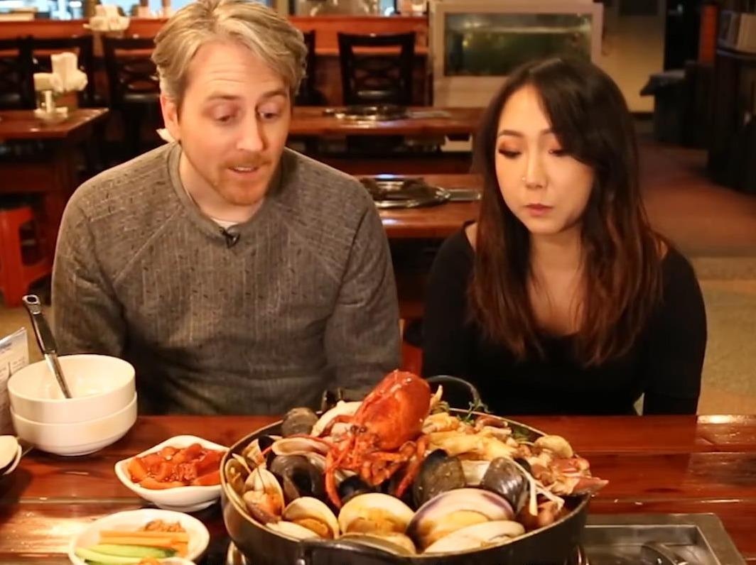 Thuc khach dau hang truoc noi lau gan 10 kg ngap hai san tuoi song hinh anh