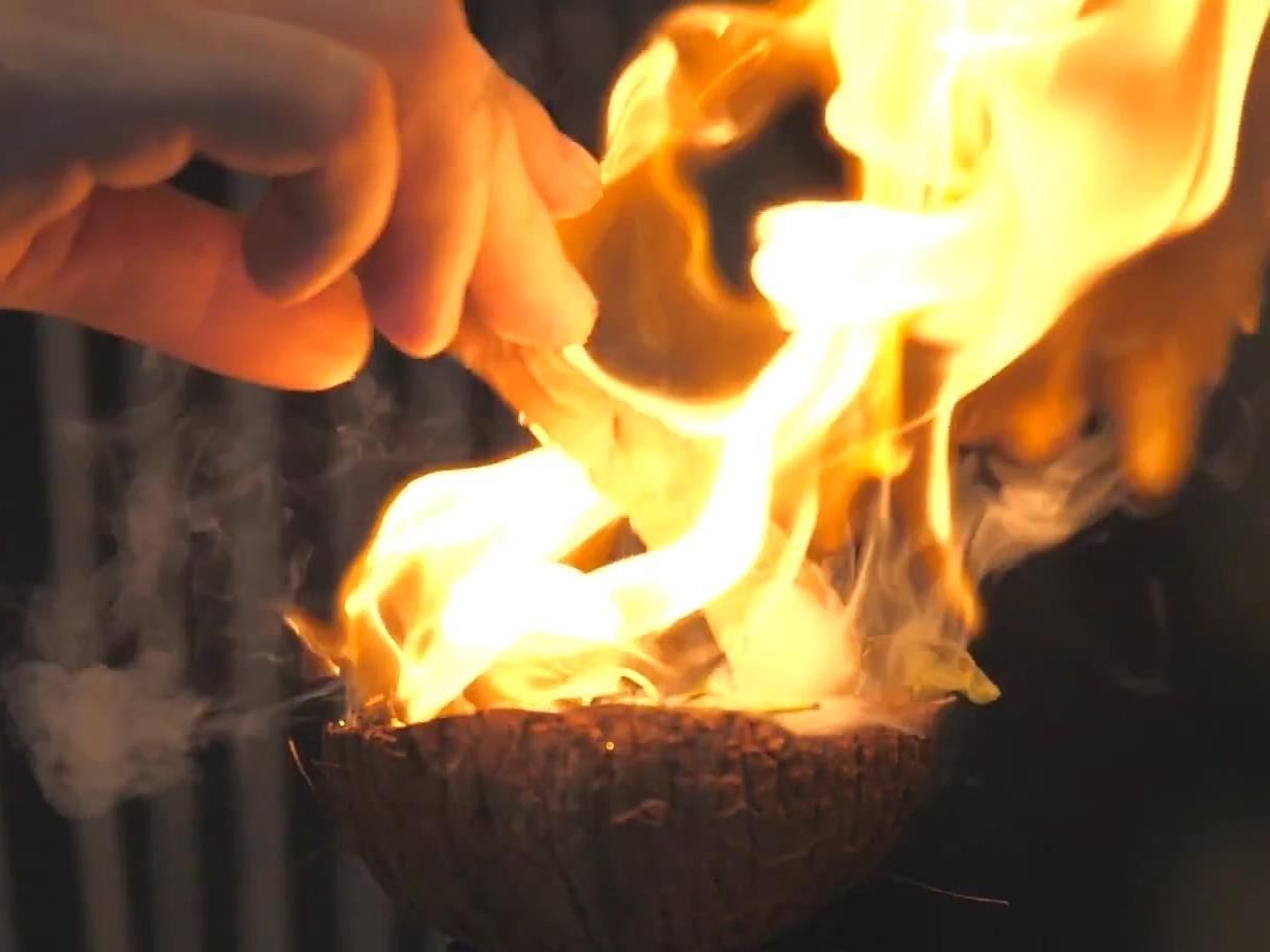 Nha hang hut khach nho dung thuy tinh nong chay nau chin thuc an hinh anh