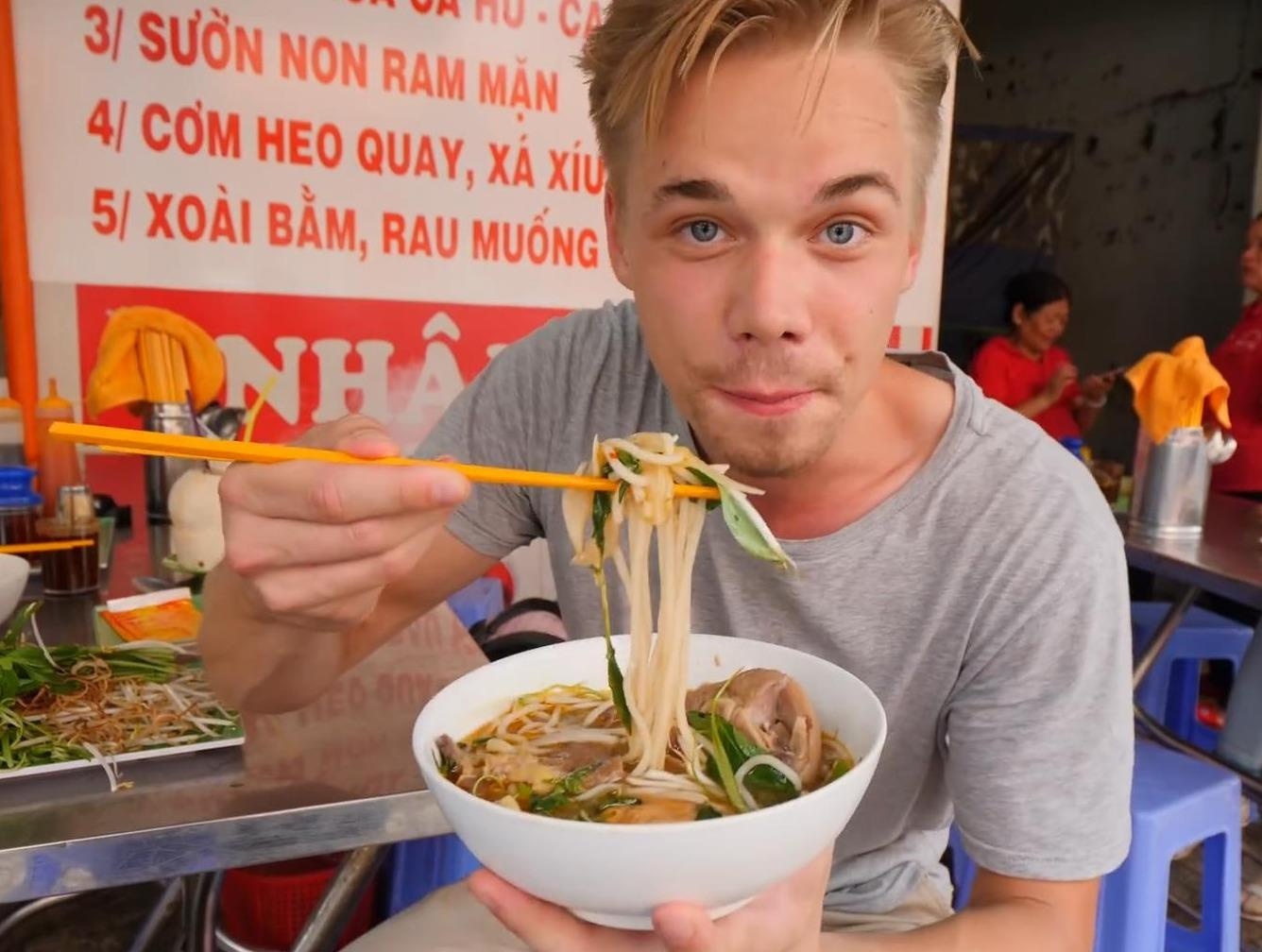 Khach Tay noi gi khi lan dau thu mon bun bo o TP.HCM? hinh anh