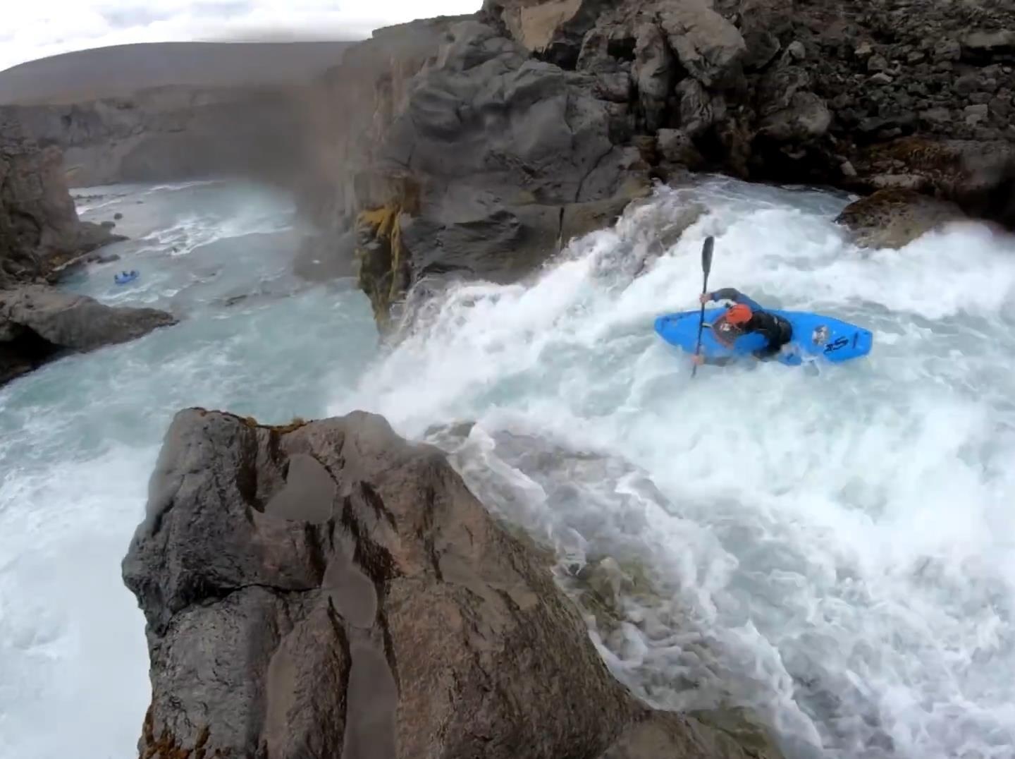 Mao hiem boi thuyen vuot thac cao 20 m chay xiet o Iceland hinh anh