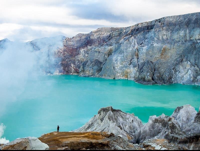 Kham pha ho axit xanh ngoc giua mieng nui lua hut khach o Indonesia hinh anh