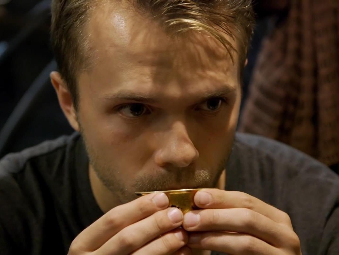 Ly ca phe 22 nam tuoi gia gan 1.000 USD co vi nhu the nao? hinh anh