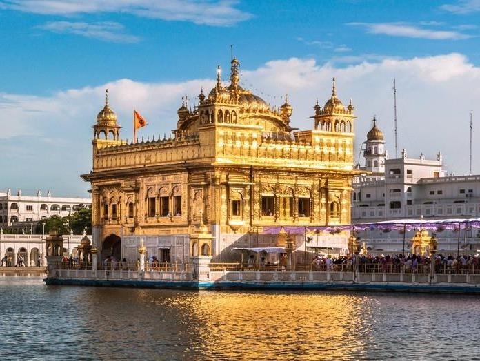 Den bang vang thu hut 100.000 luot khach moi ngay hinh anh