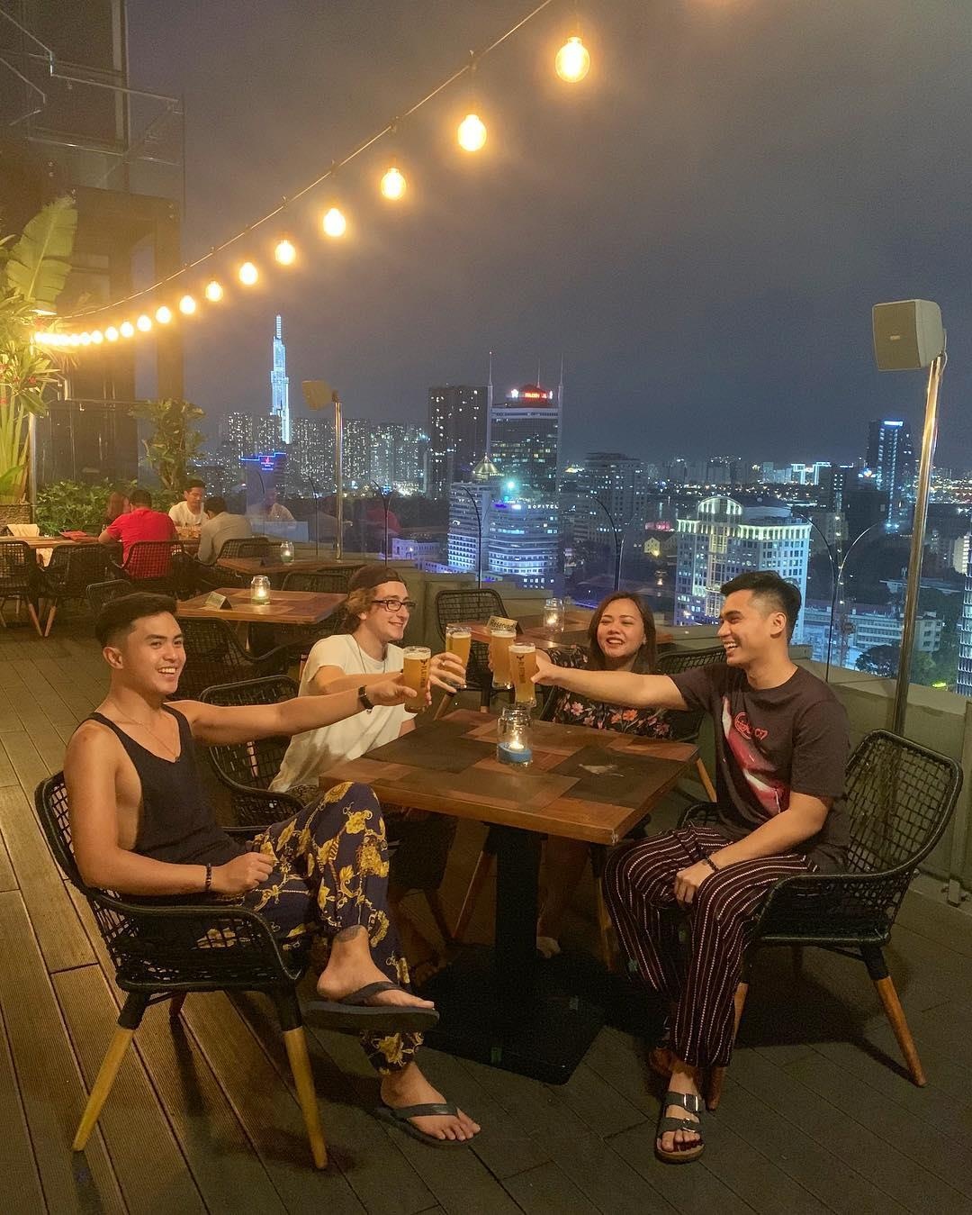 nha hang view thanh pho anh 8