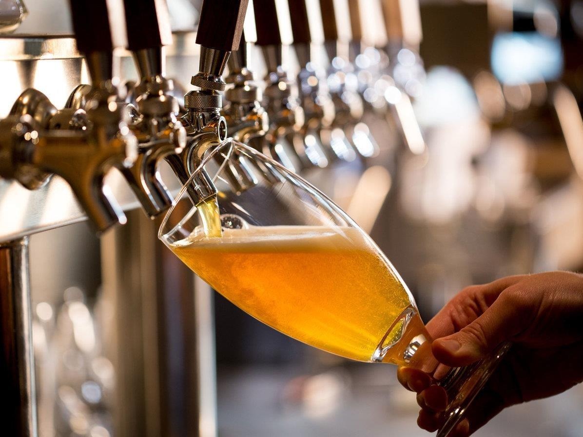 Bia thu cong duoc san xuat nhu the nao? hinh anh