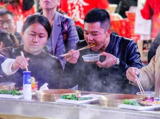 Nong gay gat 40 do C, thuc khach ung dung mac ao am, an lau nong hinh anh