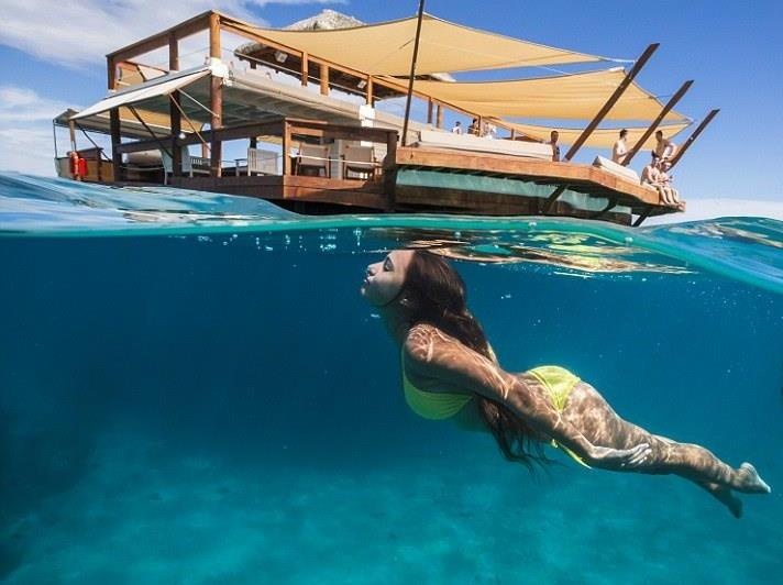 Quan bar noi giua long dai duong, muon toi phai di truc thang hinh anh