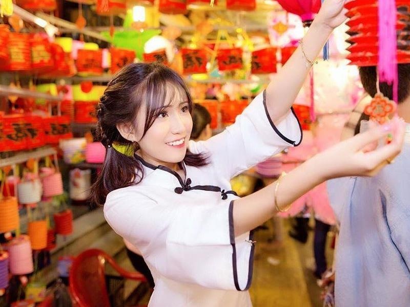 Gioi tre len do check-in pho long den lung linh nhat TP.HCM hinh anh