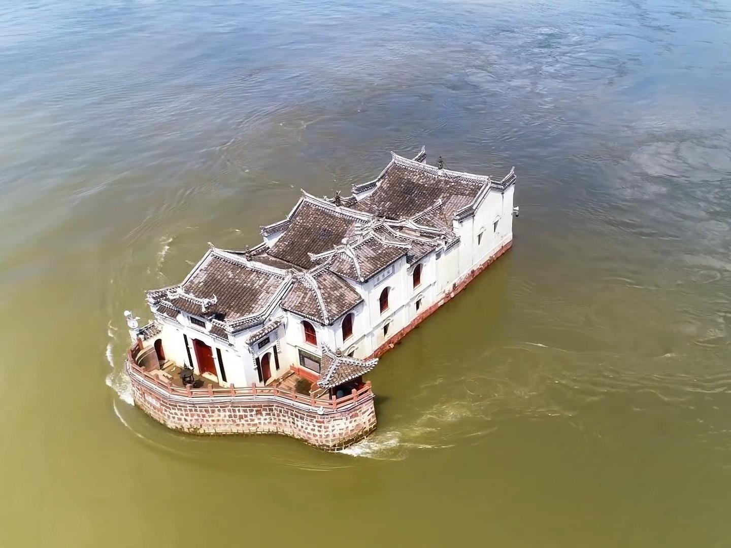 Ngoi den 700 tuoi noi giua song, du khach phai boi den tham quan hinh anh