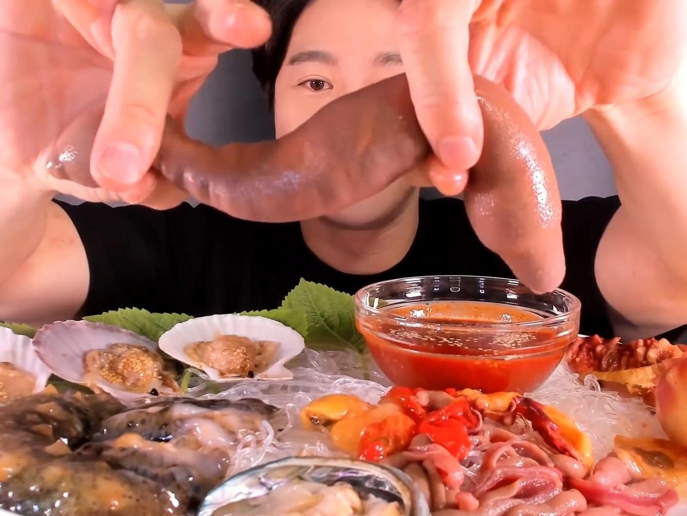 Chang trai an ngon lanh mam hai san song ngo nguay hinh anh