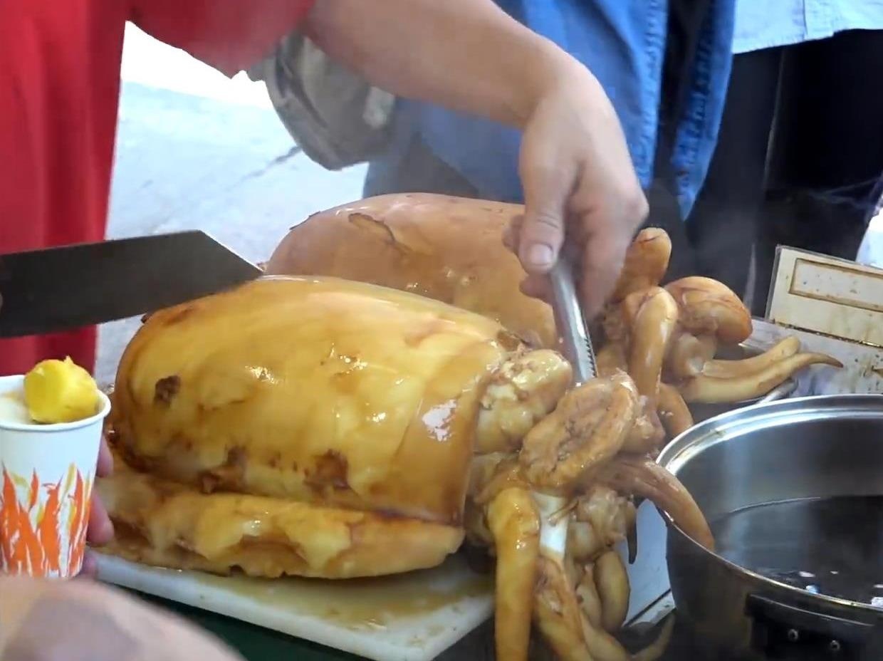 Dau bep Hong Kong xe thit muc khong lo hinh anh