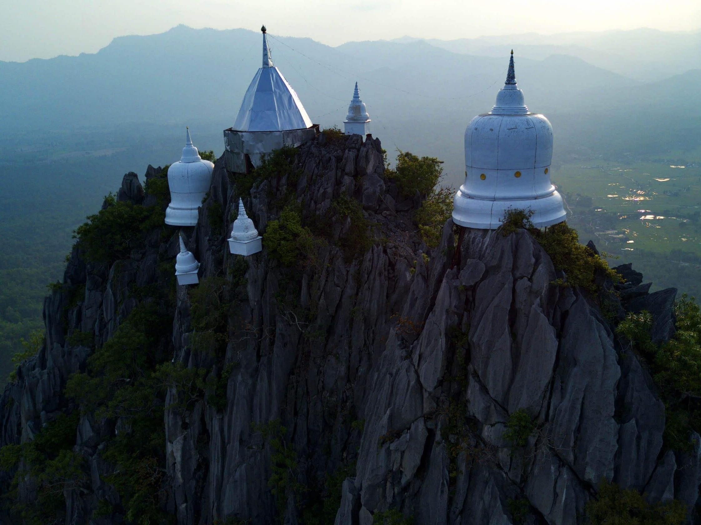 Ngoi den tren dinh nui cao 800 m o Thai Lan hinh anh