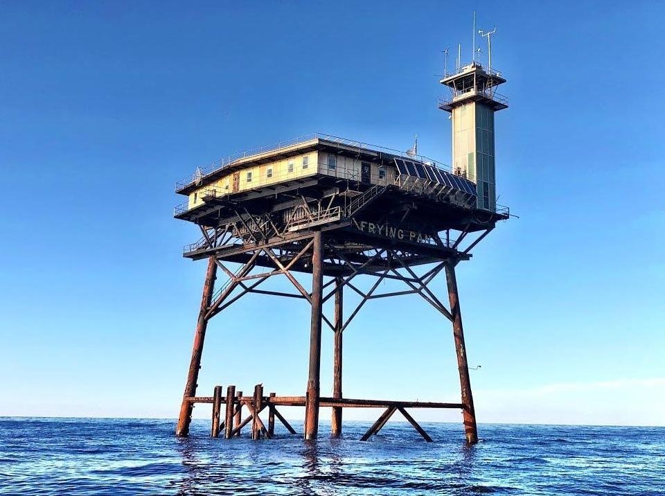 Khach san giua long dai duong, muon toi phai di truc thang hinh anh