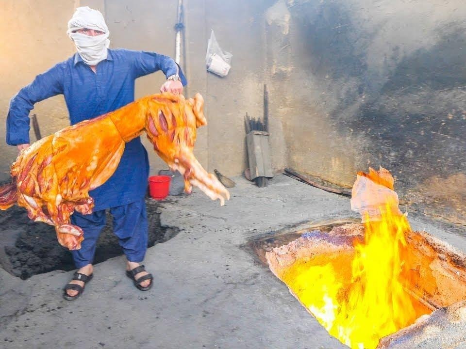 Nuong cuu nhoi com trong ho than - cach nau doc la o Pakistan hinh anh