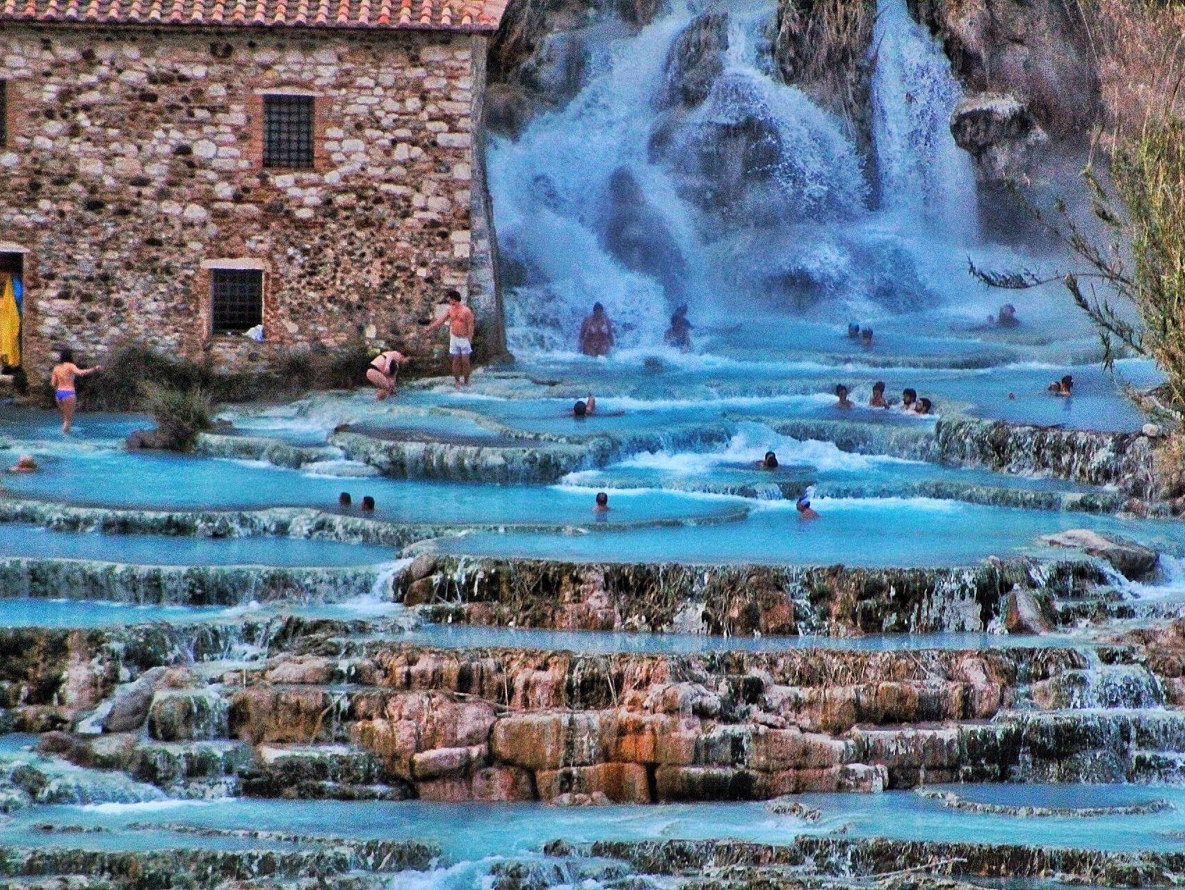 Suoi nuoc nong xanh ngoc duoc vi nhu spa tu nhien o Italy hinh anh