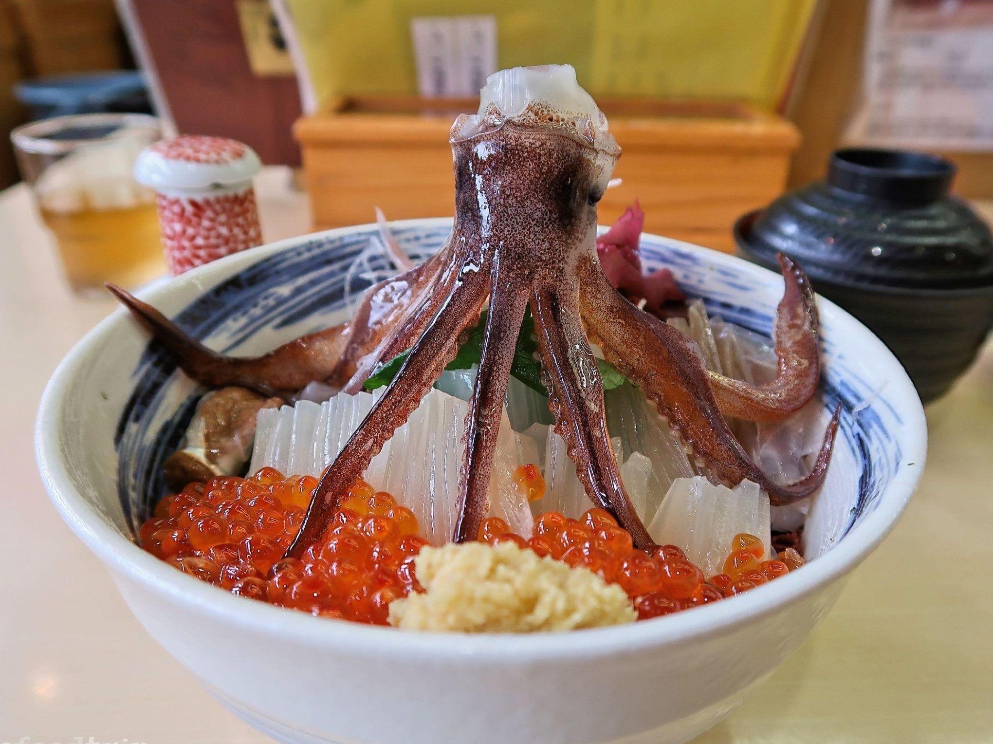 Mon muc giay giua lam kho khach Tay lan dau thuong thuc hinh anh