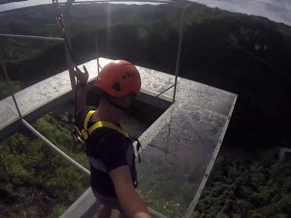 Cau kinh khong tay vin chia ra tu vach nui 220 m o Philippines hinh anh