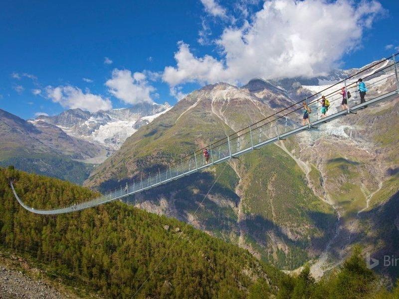 Cau treo bac ngang hai dinh nui cao 3.000 m o Thuy si hinh anh