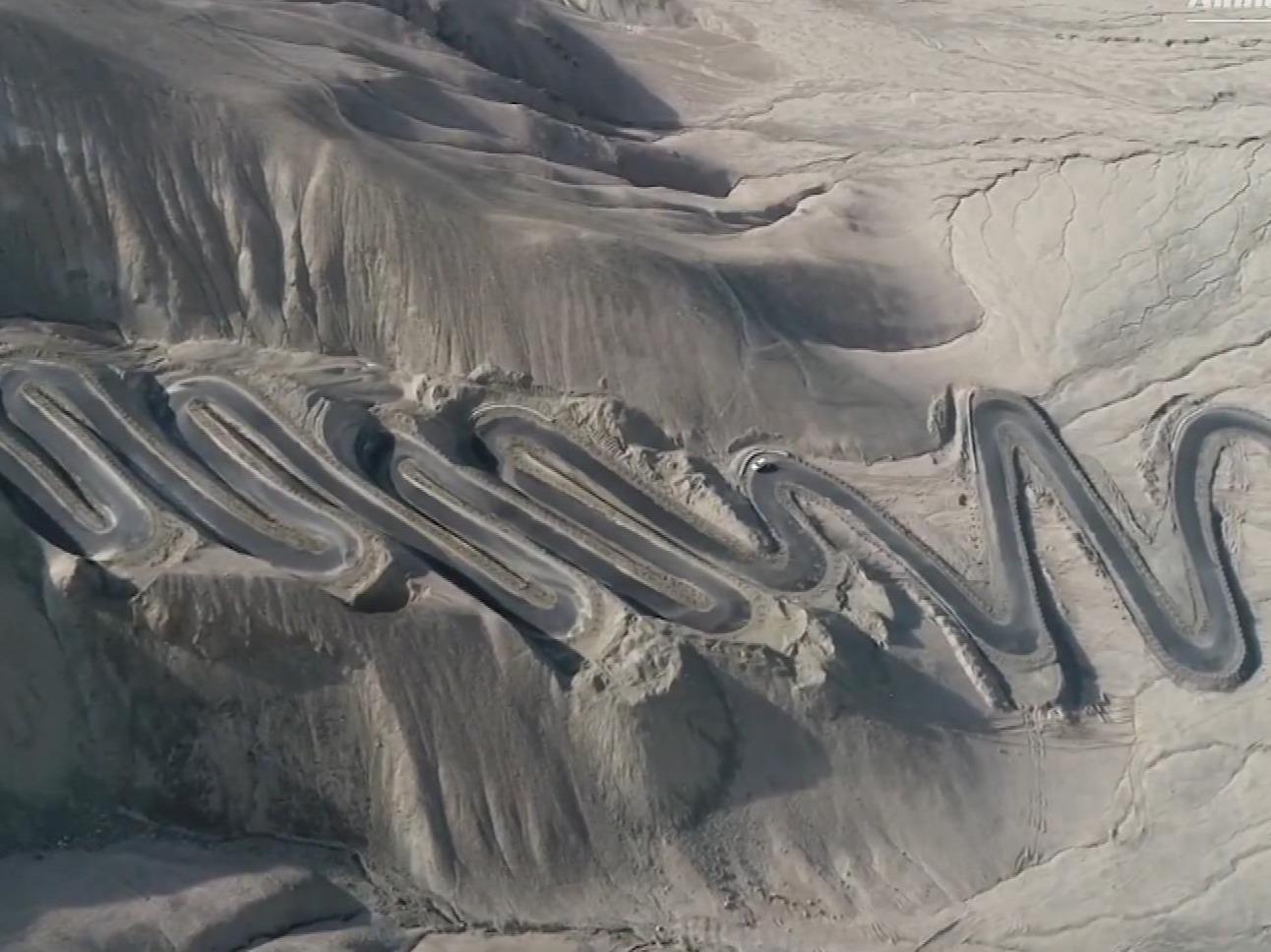 200 khuc cua gap tren duong nui hiem tro o Trung Quoc hinh anh