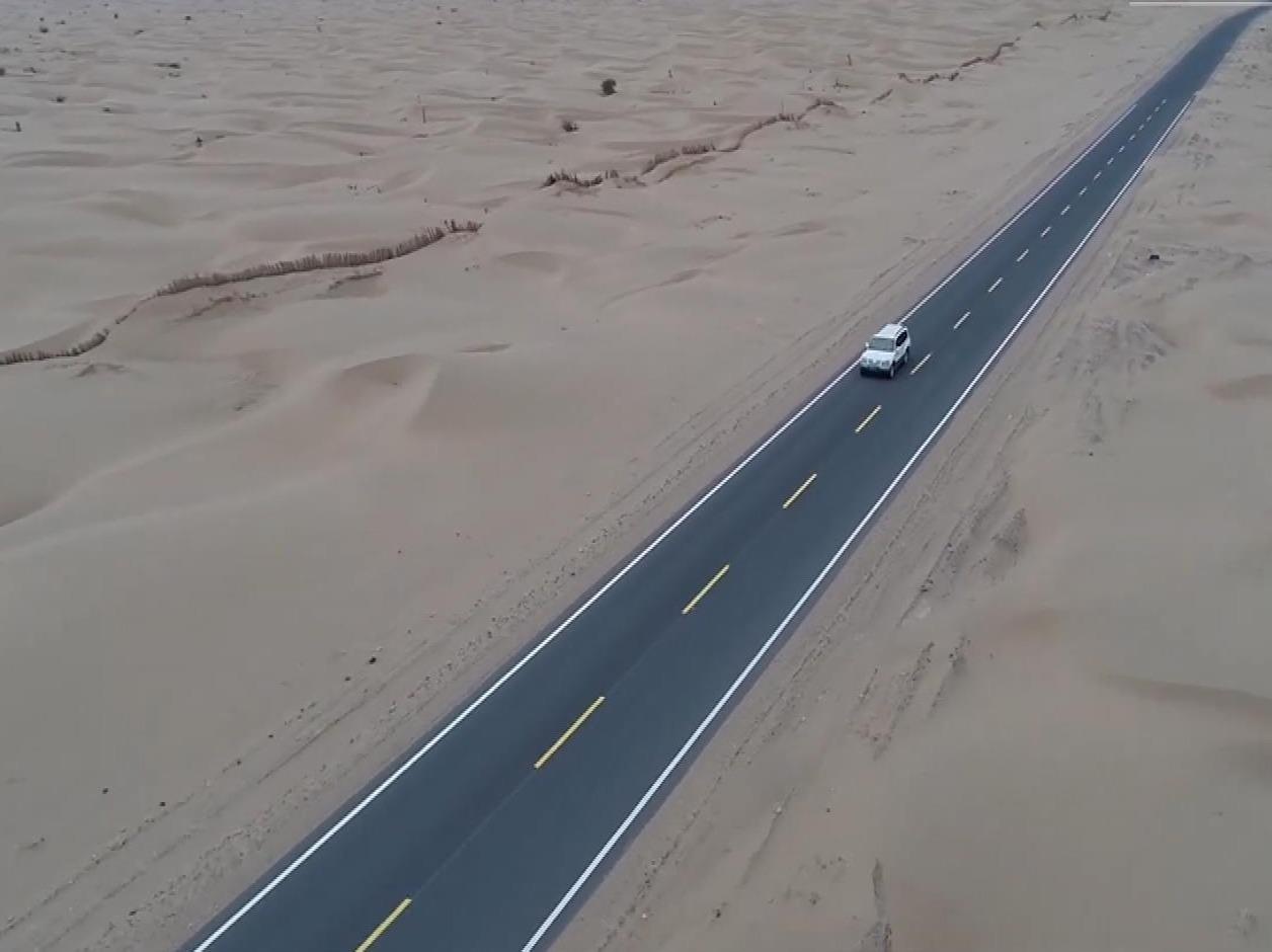 Cao toc 136 km xuyen sa mac o Trung Quoc hinh anh