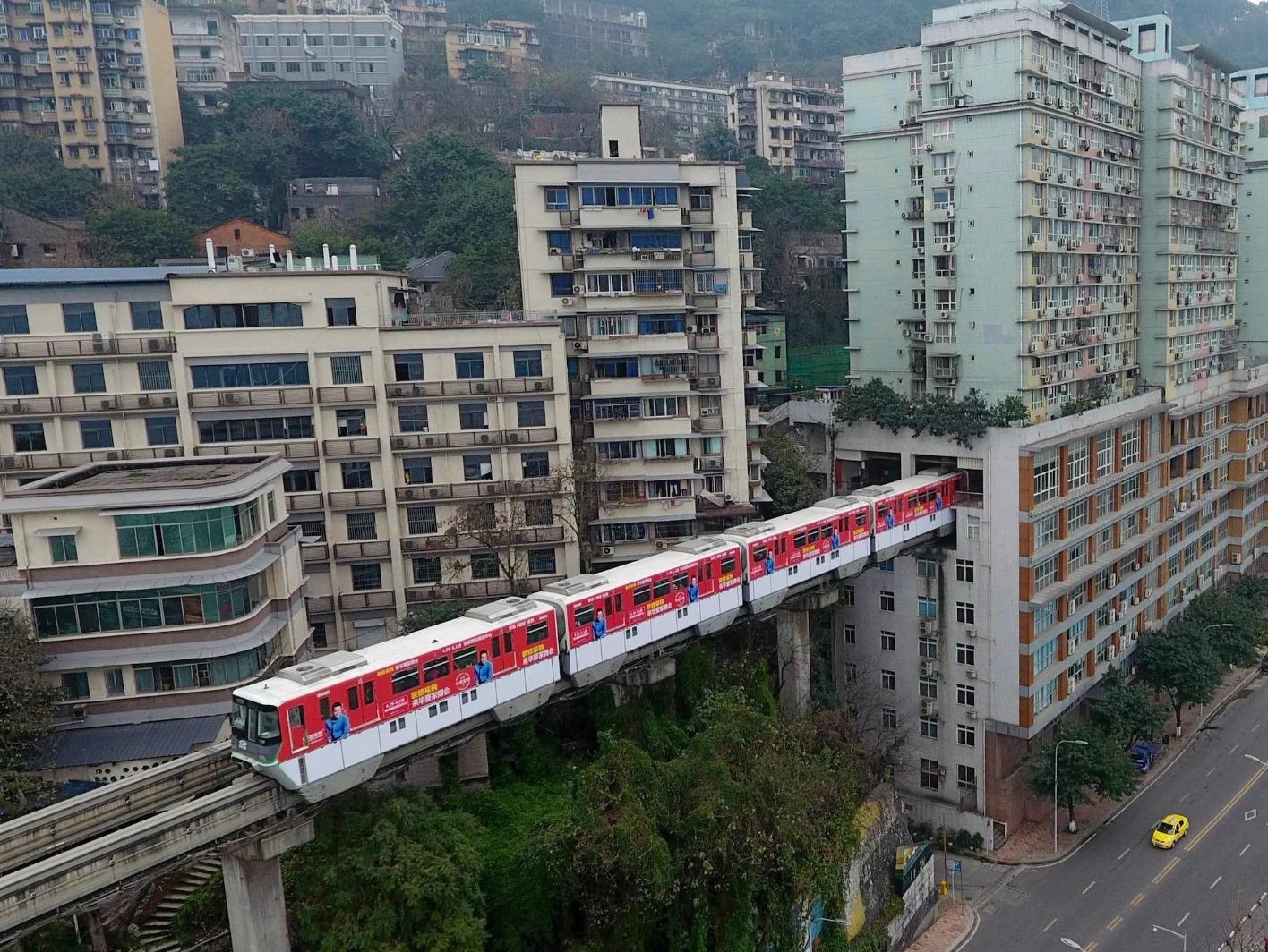 Tuyen duong sat dam xuyen chung cu 19 tang o Trung Quoc hinh anh