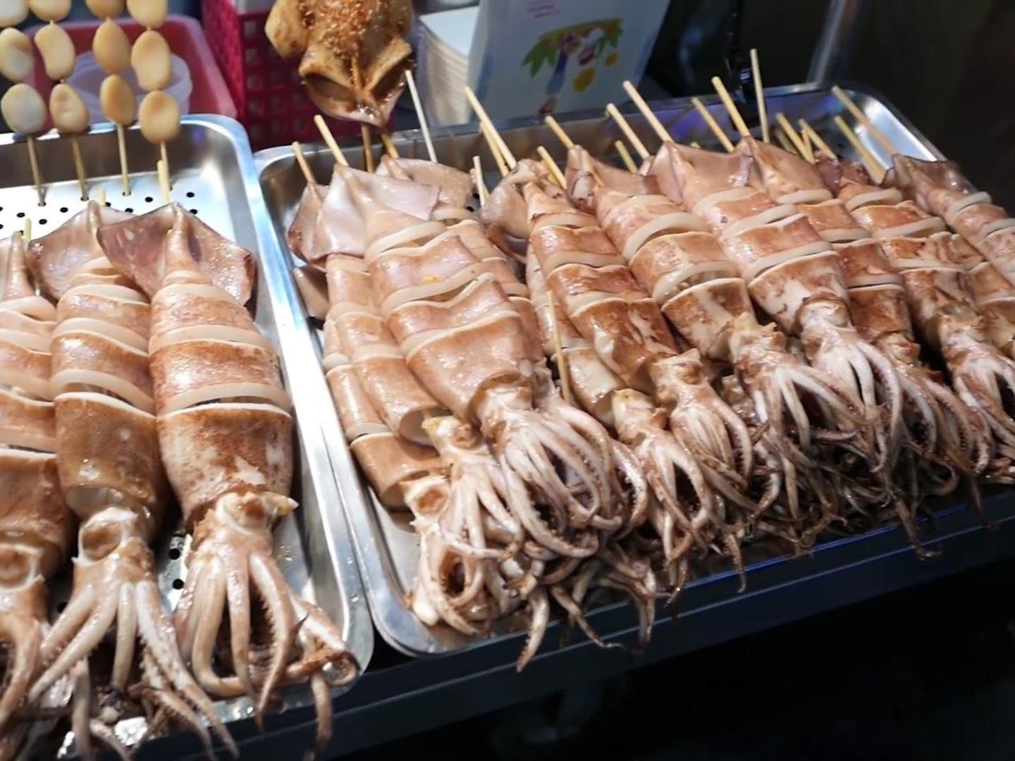 Nem vi xien muc nuong nguyen con o duong pho Dai Loan hinh anh