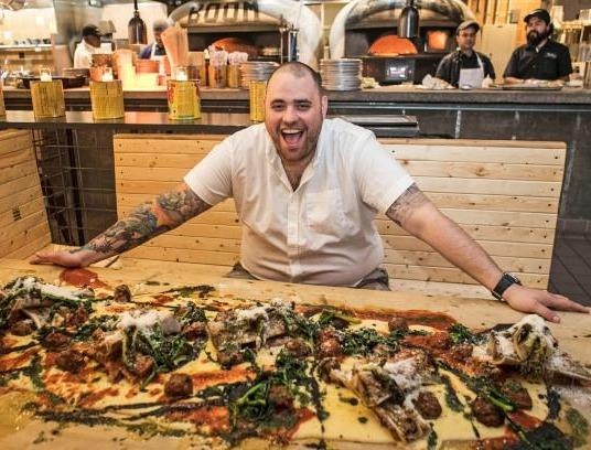 Nha hang chi phuc vu thuc an do tren mat ban van hut khach hinh anh