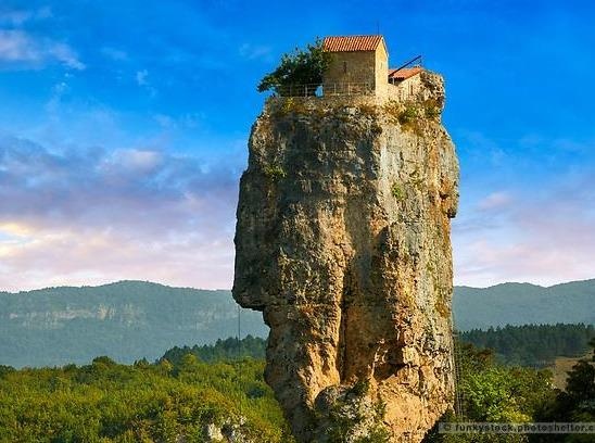 Nguoi dan ong 30 nam song tren cot da cheo leo 40 m hinh anh