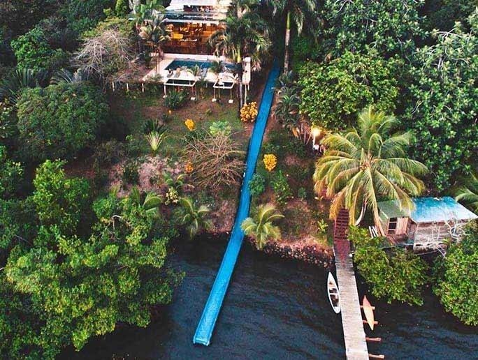 Khach san co mang truot nuoc dan thang ra bien Caribbean hinh anh