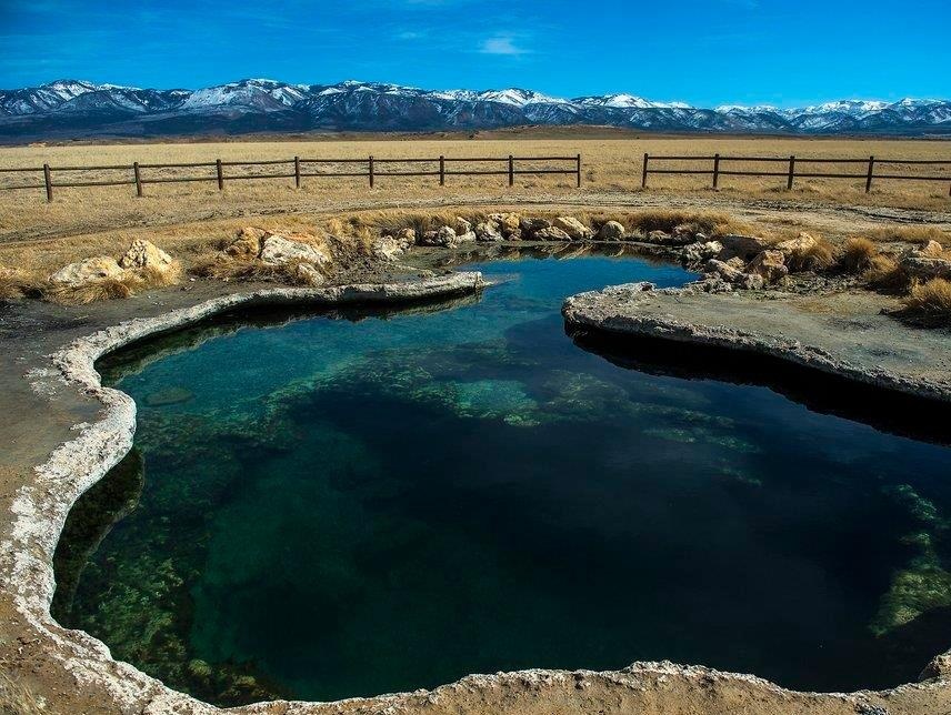 Ho nuoc nong tu nhien bi an giua trang trai hoang vu hinh anh
