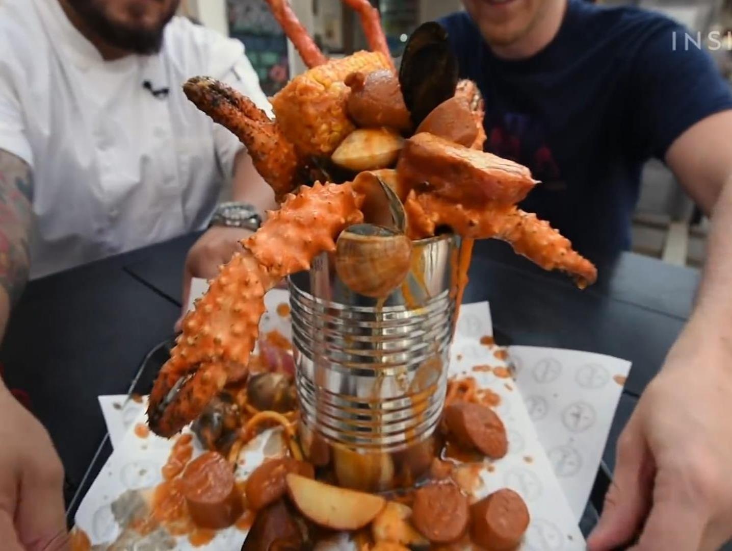 Nha hang My phuc vu hai san trong lon doc la hinh anh