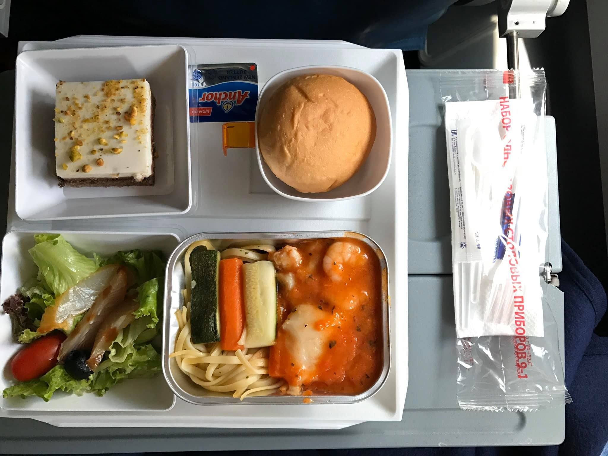 Hang bay quoc te phuc vu suat an hang pho thong the nao hinh anh