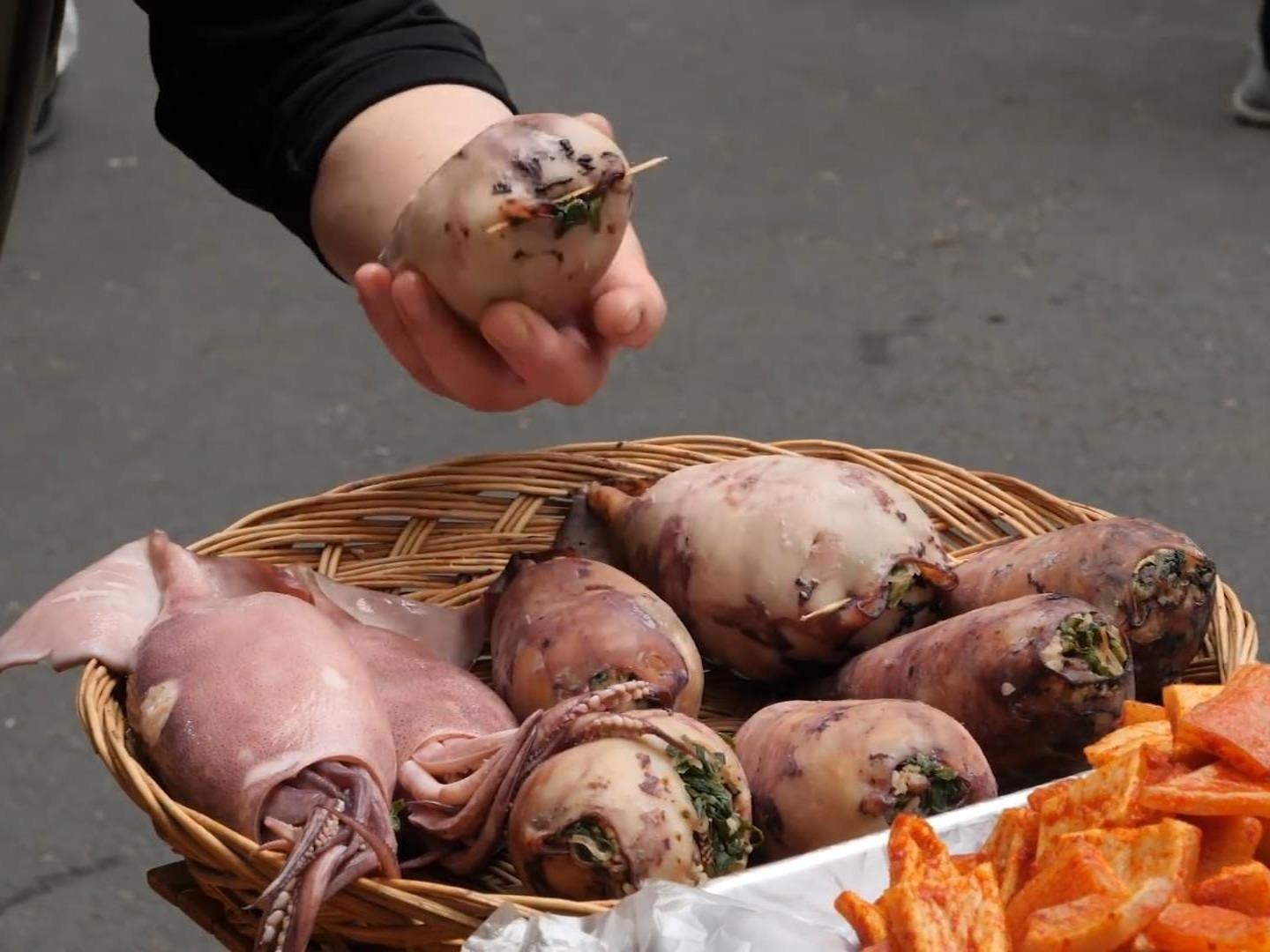 Muc beo chien trung hut khach tren duong pho Han Quoc hinh anh