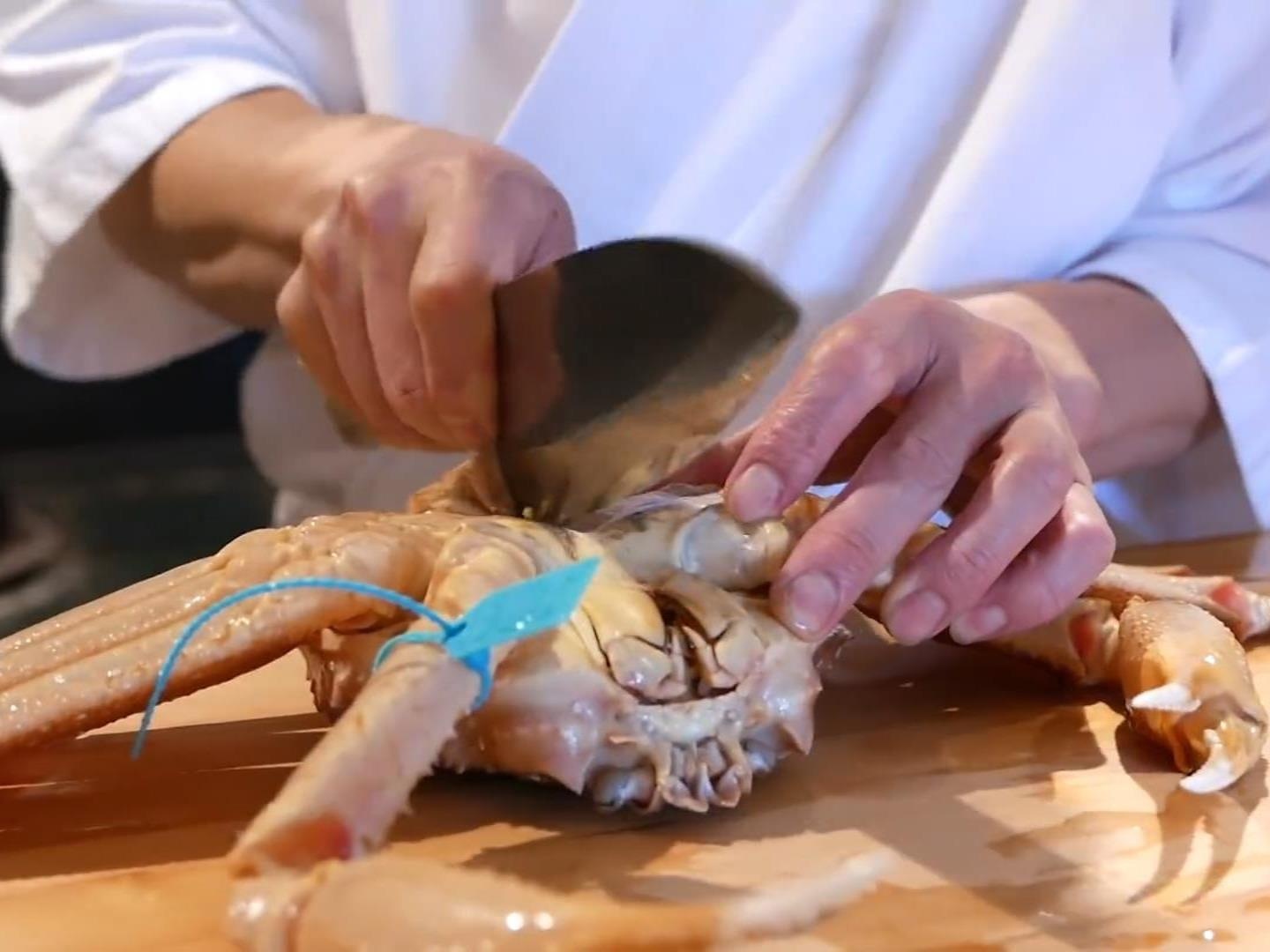 Dau bep Nhat tro tai lam sashimi cua tuyet co lon hinh anh