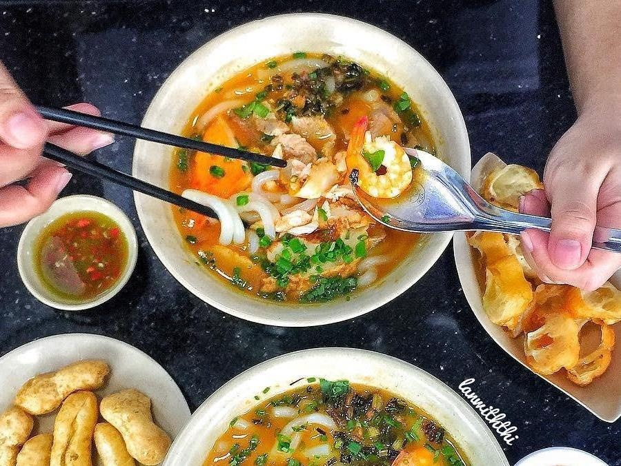 Banh canh cua TP.HCM chinh phuc khach Tay lan dau nem thu hinh anh