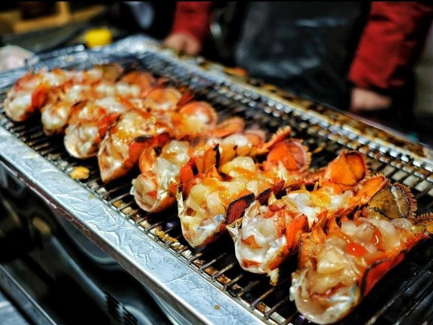 Tom hum nuong pho mai noi tieng tren duong pho Han Quoc hinh anh