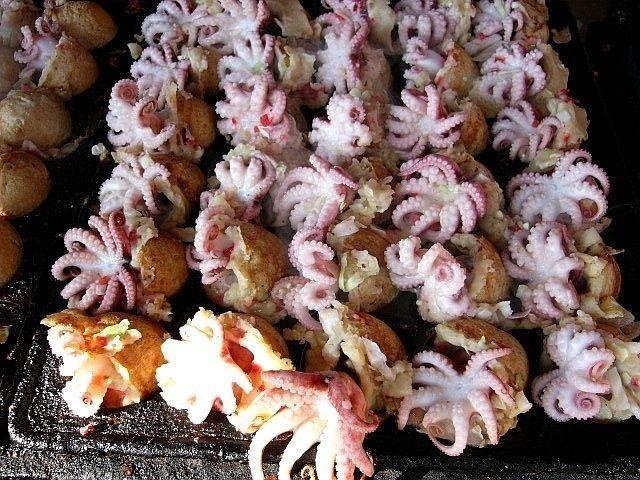 Takoyaki bach tuoc nguyen con tren duong pho Bangkok hinh anh