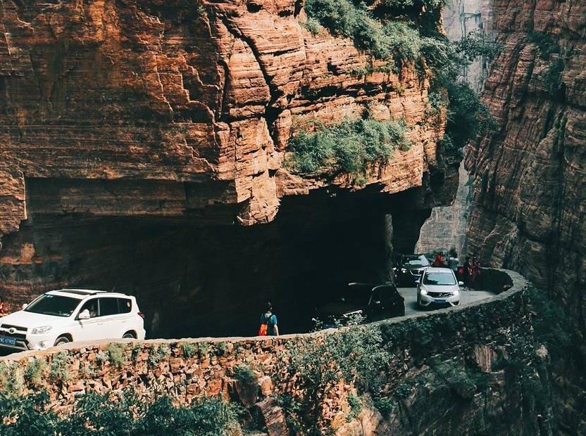 Con duong khoet vach nui dung dung cao 200 m hinh anh