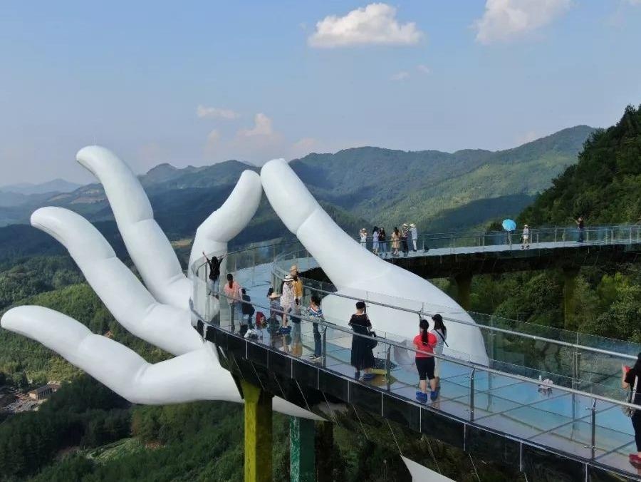 Ban tay Phat ngoc va loat cau kinh quy mo the gioi hinh anh