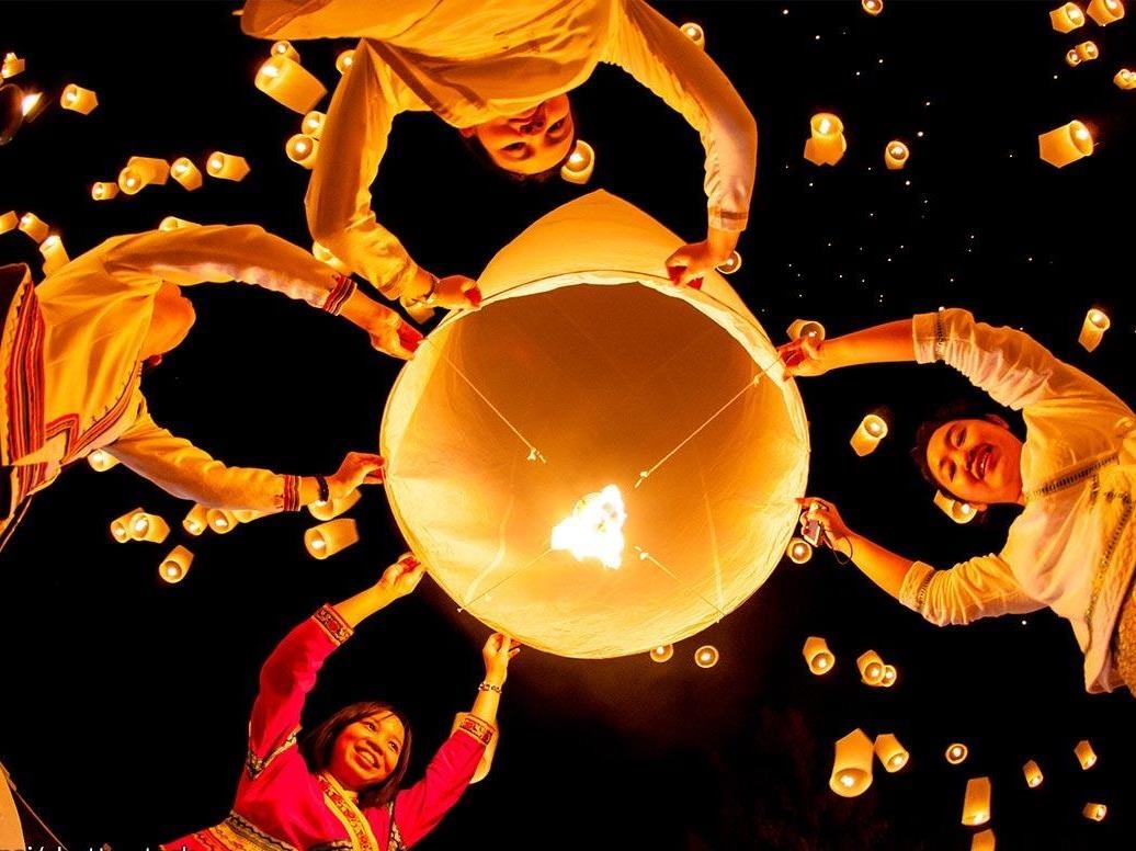 Thai Lan hoa xu co tich voi bau troi dem rop den long hinh anh