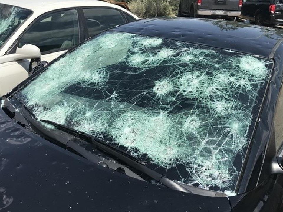 Mua da khien oto nut kinh tai Australia hinh anh