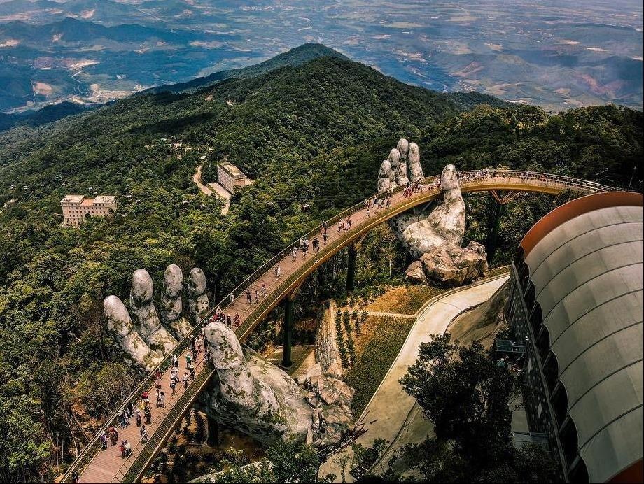 Cau Vang tuyet dep duoi ong kinh khach Tay hinh anh