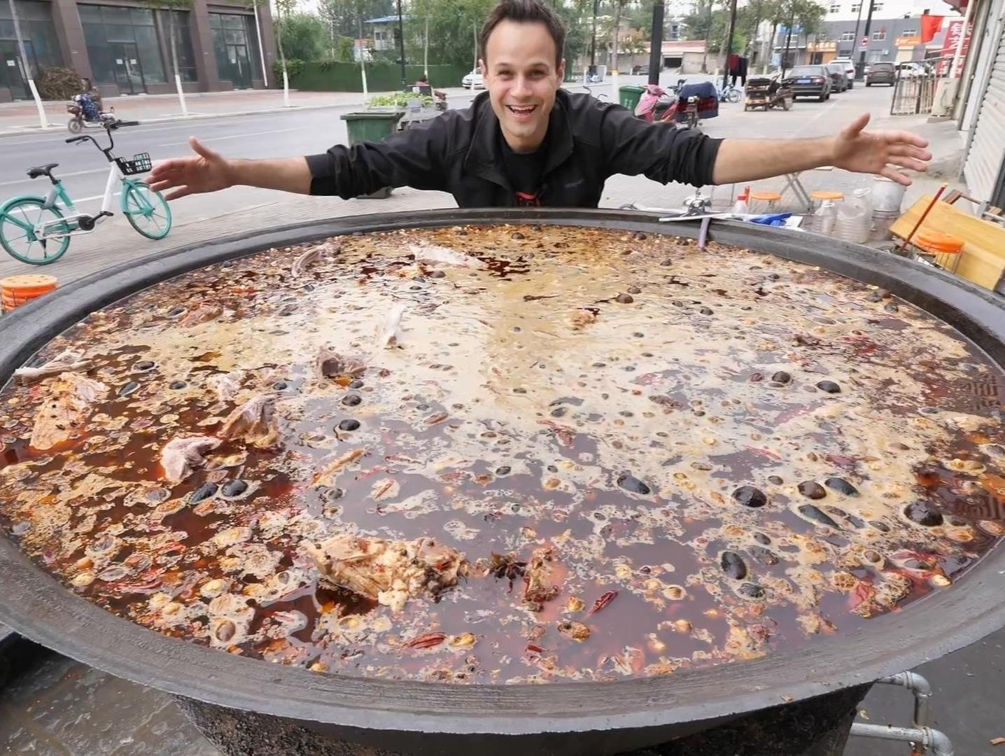 Thuong thuc noi lau cay nau tu 200 kg thit o Trung Quoc hinh anh