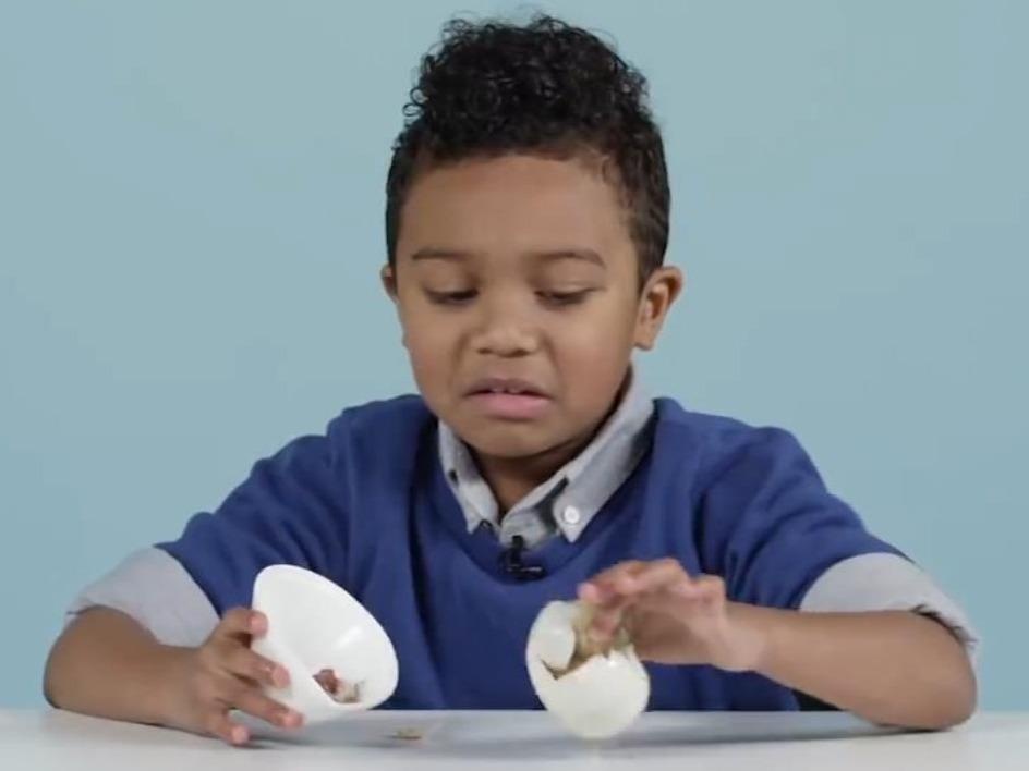 Tre em My nhan mat nem trung vit lon Philippines hinh anh