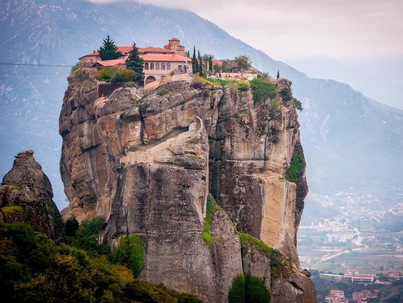 Quan the tu vien tren dinh nui da voi cao 300 m hinh anh