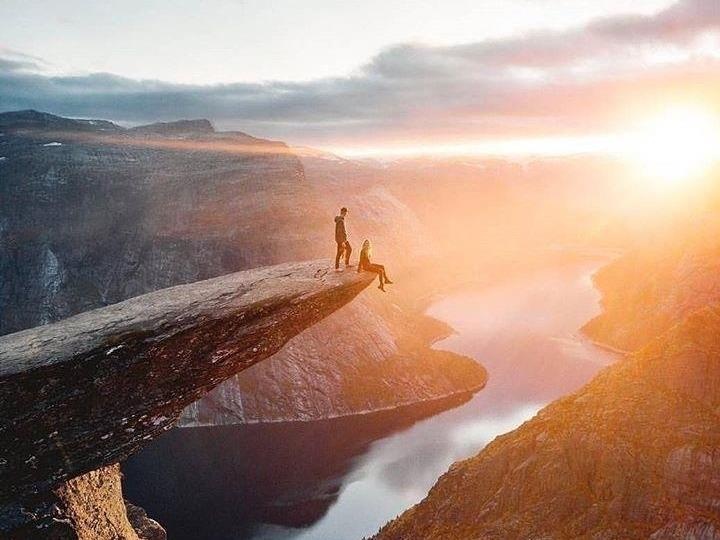 Bat chap nguy hiem check-in mom da cach mat dat 700 m hinh anh