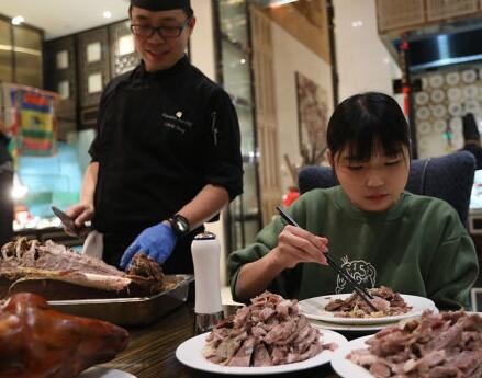 cô gái ăn hết con cừu ảnh 1 co gai an het con cuu anh 1