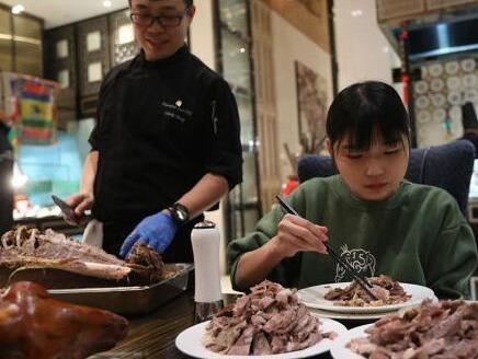 Co gai an het nguyen con cuu trong 2 tieng dong ho hinh anh