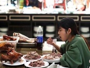 Co gai bi loat nha hang buffet cam cua vi an qua nhieu hinh anh